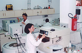 Il settore di Chimica-Clinica con le apparecchiature per i dosaggi ormonali: esami chimici dei liquidi biologici e computer gestionali